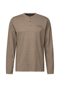 Langarm, braunes Henley-Shirt aus strukturiertem Stoff mit einer Drei-Knopf-Leiste und sichtbaren Nähten am Kragen und Saum.