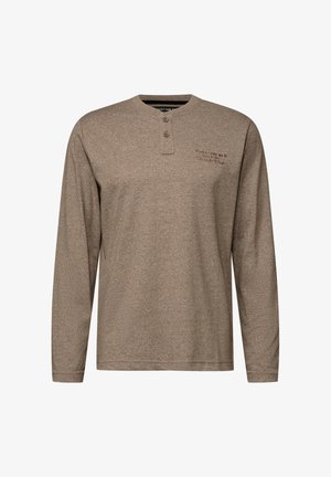 Pitkähihaista, ruskeaa henley-paitaa, joka on valmistettu teksturoituneesta kankaasta. Paidassa on kolmella napilla varustettu kaulus ja näkyvät ompeluyksityiskohdat kauluksessa ja helman kohdalla.