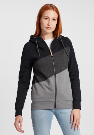 Huvtröja med zipper och ett färgblockeringsdesign; har svarta, mörkgrå och ljusgrå paneler, en texturerad tyg och dragsnöre detaljer.