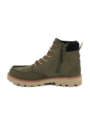 Vue latérale d'une bottine lacée couleur olive avec fermeture éclair, col rembourré noir, semelle beige et languette au talon.