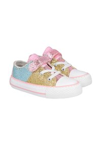 Zapatillas de deporte infantiles brillantes con secciones en rosa, dorado y azul, suelas de goma blanca y cierre de cordones con una correa de velcro.