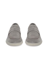 Šedé nazouvací boty vyrobené z texturovaného semiše, s horizontálními pásky přes svršek a světlou gumovou podrážkou.