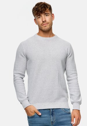 Lichtgrijs gebreid sweater met een textuurpatroon, ronde halslijn en lange mouwen. Van katoenmix materiaal met ribgebreide manchetten en zoom.