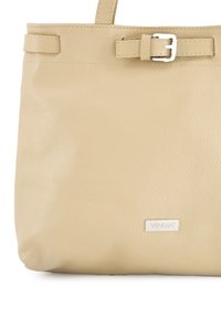 Beige læderhåndtaske med en pebret tekstur. Indeholder en bælke-lignende detalje og en sølvlogo-plade fra mærket "Venezia."