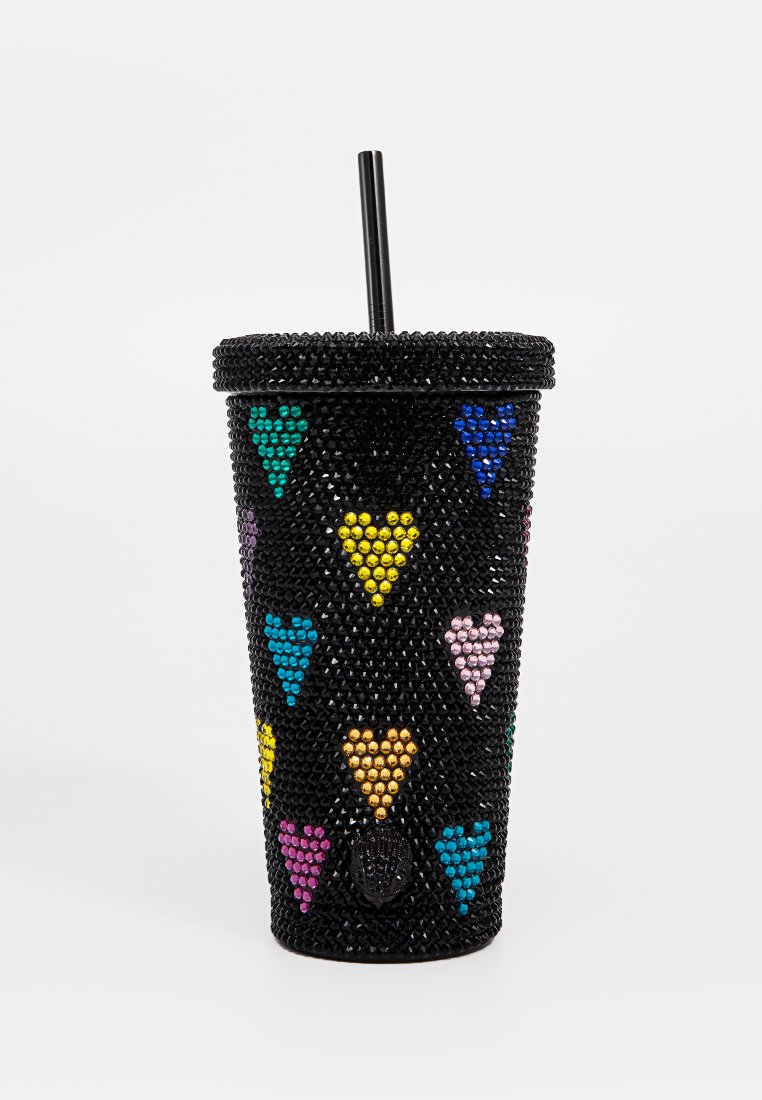 Taza negra cubierta de piedras brillantes, con colores en forma de corazón en azul, verde, amarillo, rosa y morado. Incluye una pajita negra.