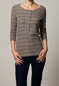 Maglia a maniche lunghe a righe marroni e grigie con scollatura rotonda, caratterizzata da una chiusura a cinque bottoni nella parte anteriore. Tessuto morbido.