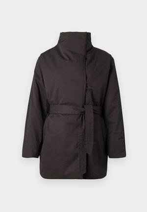 Jachetă neagră căptușită cu guler înalt și curea din material legată în talie, expusă pe un fundal alb simplu.