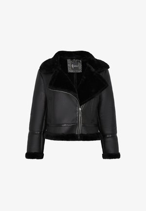 Černá zkrácená kožená bunda s širokým kožešinovým límcem a manžetami, vybavená zipovým uzávěrem a horizontálními švy na těle. Měkčí textura.