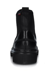 Stivali alla caviglia in pelle nera con una superficie liscia, punta rotonda e una linguetta. Presentano una suola robusta e dettagli di cucitura minimi.