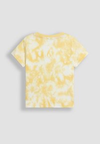 Rumena majica s tie-dye vzorcem, s kratkimi rokavi in okroglim ovratnikom. Tkanina prikazuje mešanico rumenih in belih odtenkov.