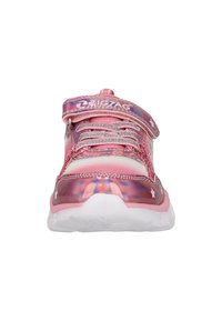 Rosa Sportschuhe mit einer reflektierenden, glänzenden Oberfläche, ausgestattet mit einem Klettverschluss, detailgenauer Naht und einer weißen, strukturierten Außensohle mit Sternakzenten.