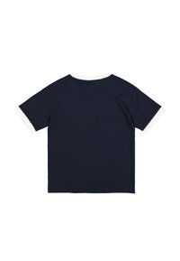 Camiseta de manga corta en azul marino con cuello y acentos de manga en blanco; tejido suave con una textura lisa; diseño de corte recto.