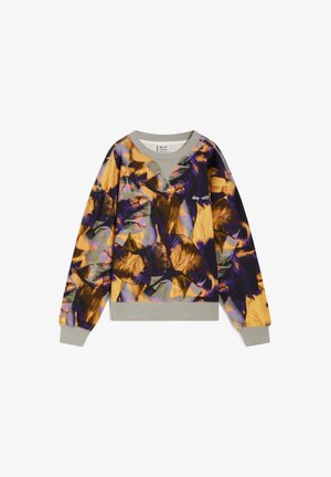 Sudadera de cuello redondo con patrón abstracto multicolor. Presenta puños y dobladillo grises, tejido suave y un pequeño texto blanco en la parte delantera.