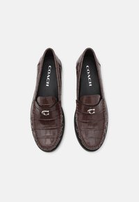 COACH JOLENE EMBOSSED CROC LOAFER - Loaferit/pistokkaat - maple