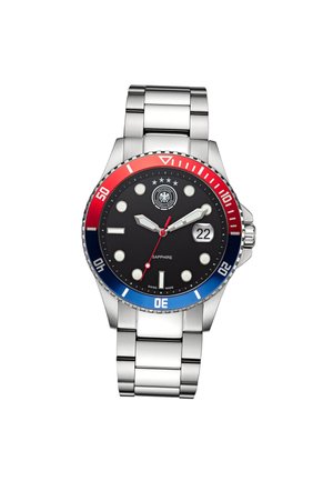 Montre-bracelet en métal argenté avec cadran noir, lunette rouge et bleue, index ronds pour les heures, fenêtre de date à 3 heures et trois étoiles au-dessus du logo central.