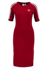 Czerwona bawełniana sukienka z krótkimi rękawami, z okrągłym dekoltem, trzema białymi paskami na rękawach i logo Adidasa na piersi.