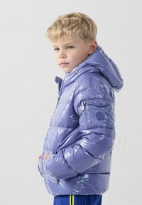 Chaqueta tipo plumón morada con acabado brillante, bolsillos con cremallera y capucha. Presenta un diseño acolchado para aislamiento y calidez.