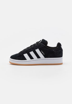 Schwarzer Wildleder-Sneaker mit weißen Streifen, „CAMPUS“-Text an der Seite, weißer Zwischensohle und Gummi-Außensohle, von der Außenseite gezeigt.