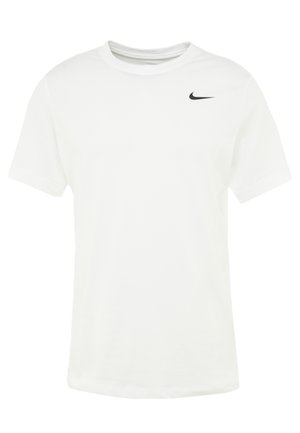 T-shirt en coton blanc avec un col rond, des manches courtes et un logo noir de la marque Nike en forme de virgule sur la poitrine gauche. Texture douce, coupe standard.