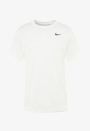 Witte katoenen t-shirt met ronde halslijn, korte mouwen en een zwart Nike swoosh-logo op de linkerkant van de borst. Zachte textuur, standaard pasvorm.