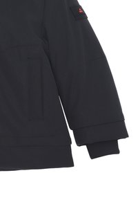 Giacca isolante nera con orlo arrotondato, tasca laterale, polsini elasticizzati e patch con logo sulla manica. Texture liscia, design moderno.