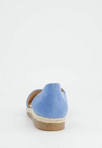 Modrá semišová bota s zaoblenou zadní částí, espadrilovým jute mezipodešví a gumovou podrážkou; hladká textura, minimalistický design.