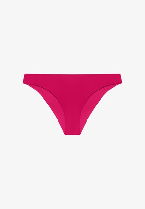 Lenjerie de damă de culoare roz deschis, în stil bikini, așezată flatrat pe un fundal alb.