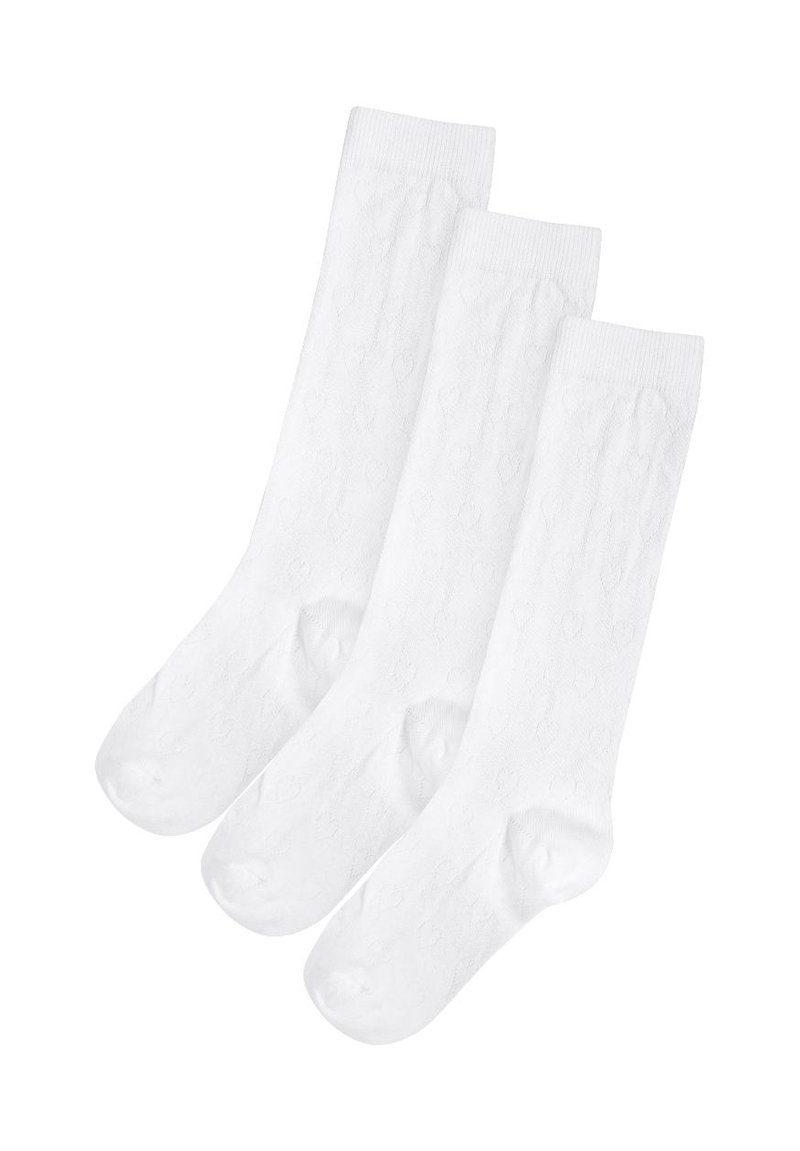 Drie paar witte sokken met een gestructureerd patroon van kleine hartjes, voorzien van geribde boorden en een gladde afwerking.