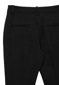 Schwarze maßgeschneiderte Hosen mit glatter Textur, ausgestattet mit zwei Gesäßtaschen und einem flachen Vorderdesign, geeignet für formelle Anlässe.