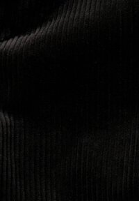 Mustakourysointi kangas, jossa on pystysuora nauharakenne, sileä pinta ja hienovarainen kiilto. Tiheä kudonta luo syvyyden ja varjostusvaikutelmia.