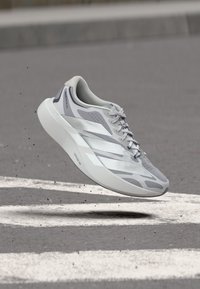 Non sélectionné, glory grey/silver-coloured metallic/dash grey