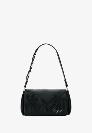 Čierna taška cez rameno s reliéfnym kvetinovým motívom a strieborným logom "Desigual", vybavená plietaným a retiazkovým popruhom.