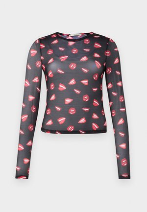 Top noir transparent à manches longues avec un motif de lèvres rouges répétées et des reflets blancs, coupe ajustée et col rond.