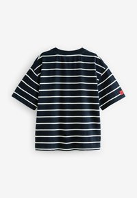 Marineblau gestreiftes T-Shirt mit kurzen Ärmeln, das horizontale weiße Streifen und einen einfarbigen Kragen aufweist. Kleines rotes Etikett am Ärmel.