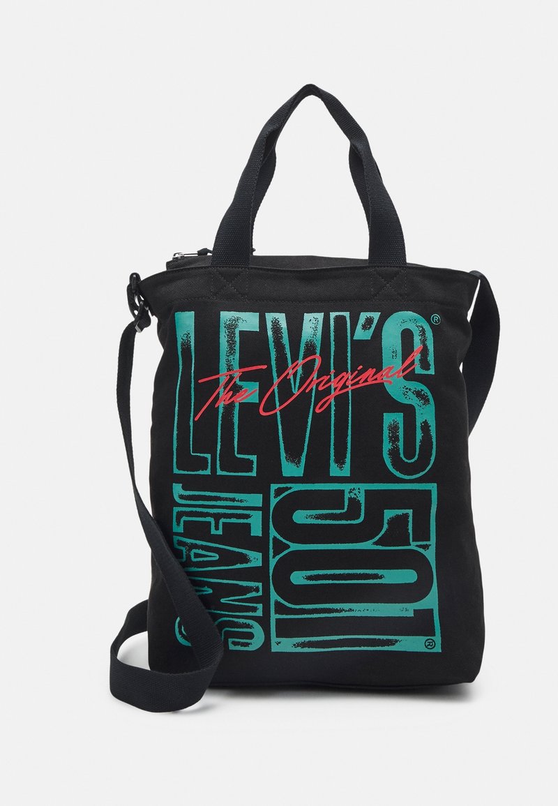 Zwarte canvas tas met turquoise en rode Levi's branding. Voorzien van twee bovenhandvatten, een verstelbare schouderband en een ritsluiting.
