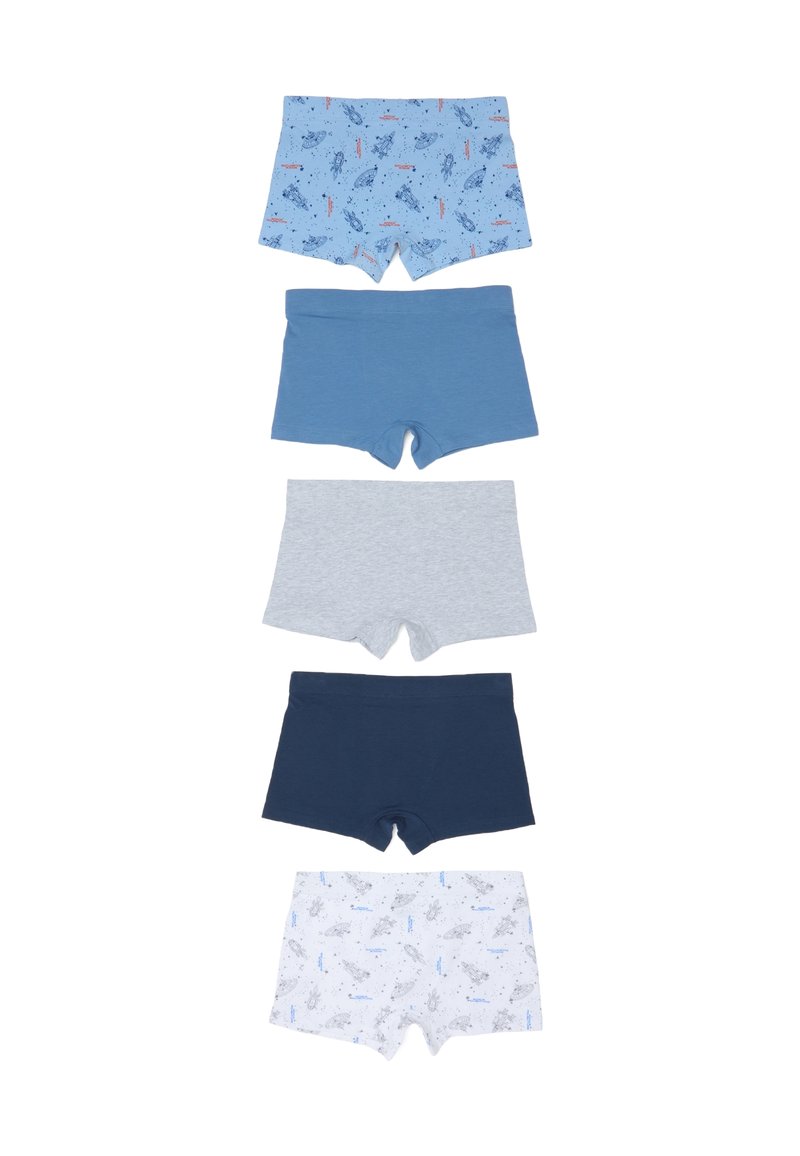 Set di cinque boxer da ragazzo. Caratterizzati da vari colori: azzurro con stampa, blu uniforme, grigio, navy e bianco con motivo. Materiale in cotone.