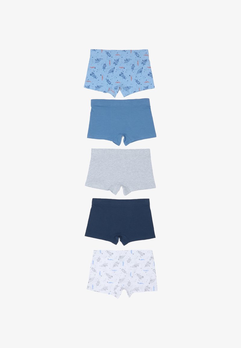 Set di cinque boxer da ragazzo. Caratterizzati da vari colori: azzurro con stampa, blu uniforme, grigio, navy e bianco con motivo. Materiale in cotone.