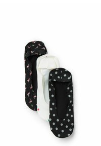 Trzy pary cienkich skarpetek: jedna czarna z wzorem flamingów, jedna biała z detalem czereśniowym, jedna czarna z białym wzorem kwiatowym. Materiał bawełniany.