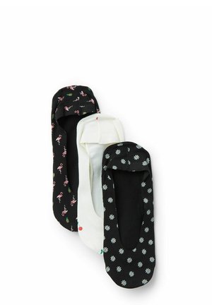 Drie paar platte sokken: één zwart met flamingopatroon, één wit met kersenmotief, één zwart met witte bloemenpatroon. Katoenen materiaal.