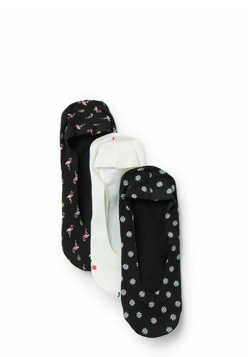 Trzy pary cienkich skarpetek: jedna czarna z wzorem flamingów, jedna biała z detalem czereśniowym, jedna czarna z białym wzorem kwiatowym. Materiał bawełniany.