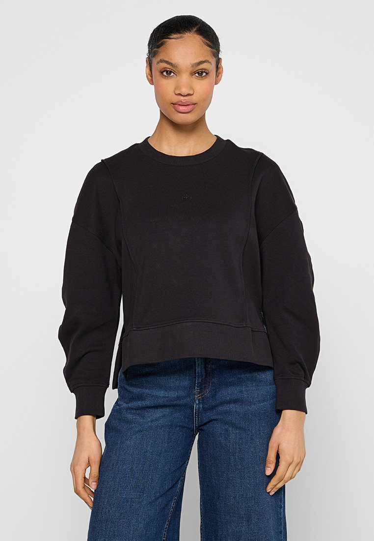 Czarny, krótki sweatshirt z długimi rękawami, z subtelnym logo na piersi i ściągaczami przy mankietach. Miękka tkanina o gładkiej fakturze.