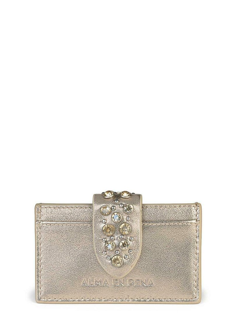 Cartera metálica plateada con un acabado texturizado, que presenta un solapa adornada con piedras preciosas de colores y el nombre de la marca grabado en la parte frontal.