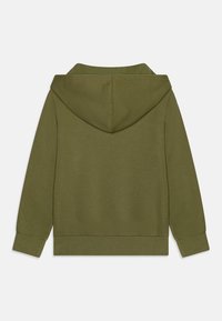 Felpa con cappuccio verde oliva con una texture morbida, caratterizzata da un ampio cappuccio, maniche lunghe e un orlo dritto. Nessuna chiusura o motivo visibile.