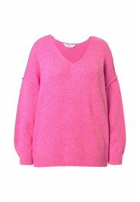 Różowy, oversize'owy sweter dziewiarski z dekoltem w kształcie litery V, opadającymi ramionami oraz ribbowymi mankietami i dolnym wykończeniem. Miękka tekstura z luźnym krojem.