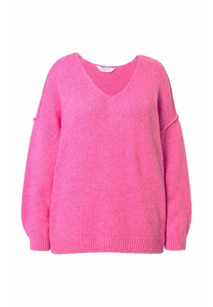Roze oversized gebreide trui met een V-hals, verlaagde schouders en geribde manchetten en zoom. Zachte textuur met een ontspannen pasvorm.