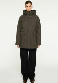 Mörkgrön isolerad jacka med huva, med dragkedja framtill, tryckknappsstängning och två sidofickor. Slät textur, avslappnad passform.