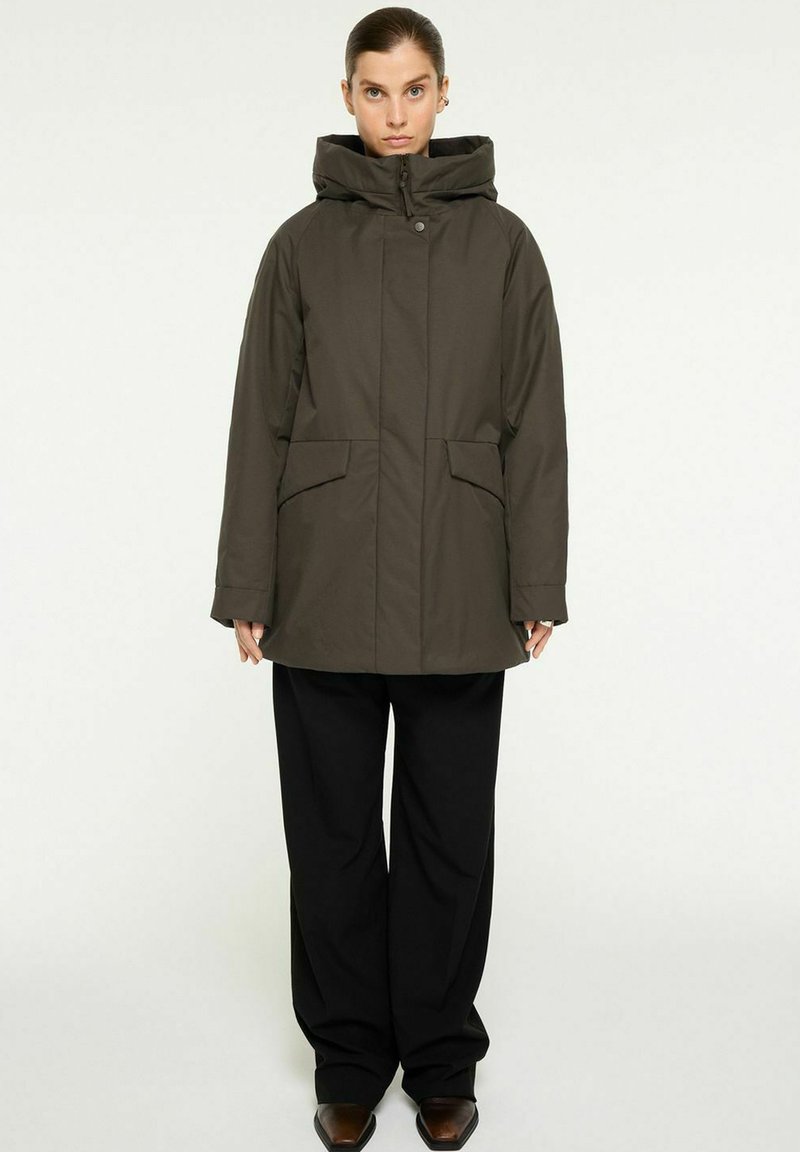 Mörkgrön isolerad jacka med huva, med dragkedja framtill, tryckknappsstängning och två sidofickor. Slät textur, avslappnad passform.