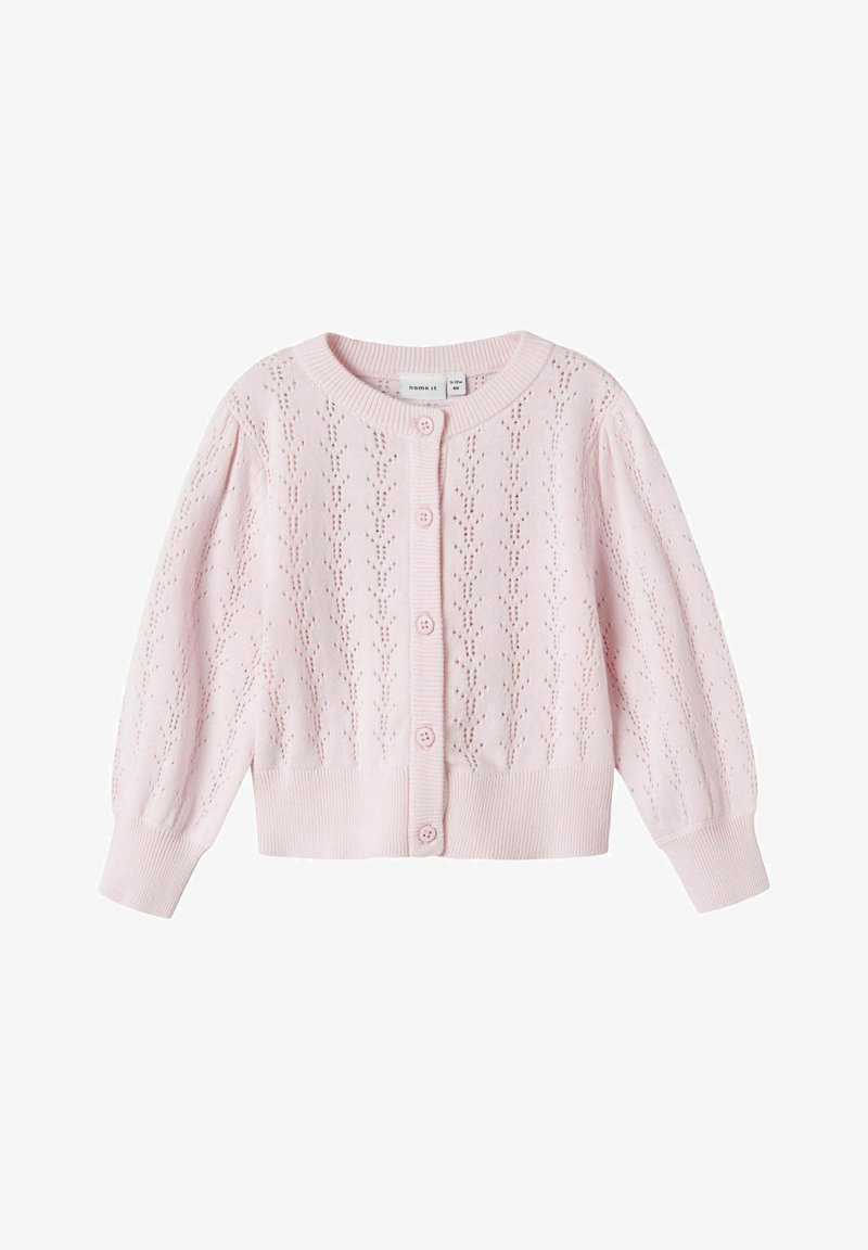 Roze pleteni kardigan s teksturiranim uzorkom, dugim rukavima, rebrastim manžetama i pet dugmadi sprijeda. Lagani i prozračni materijal.