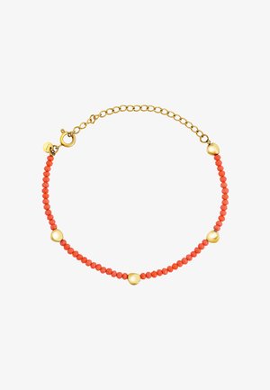Bracciale con perline di corallo e dettagli in metallo color oro, caratterizzato da un design semplice, perline circolari e un moschettone con catena regolabile.