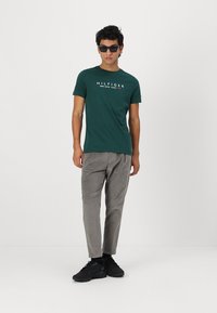Tommy Hilfiger NEW YORK TEE - Apdrukāts T-krekls - ornamental green